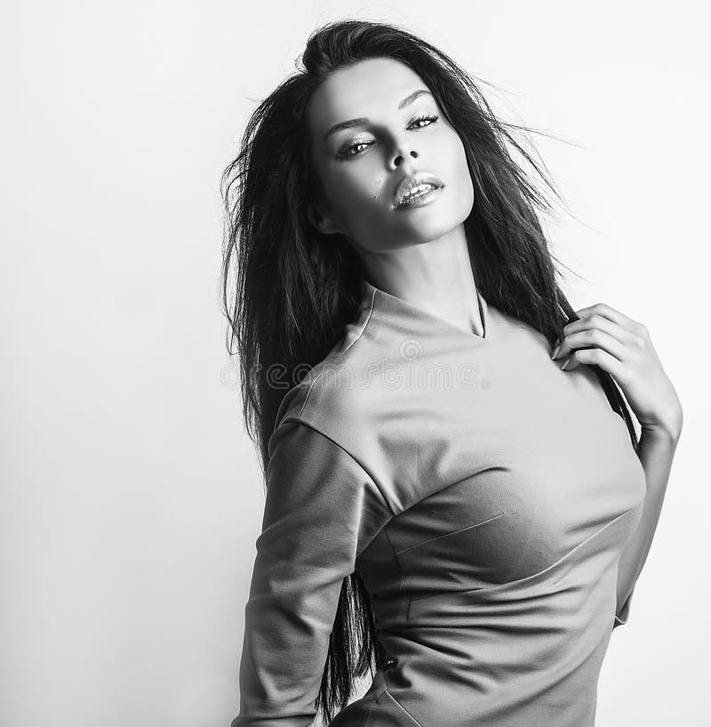 Giovane donna di bellezza & sensuale in un vestito alla moda. immagini stock libere da diritti