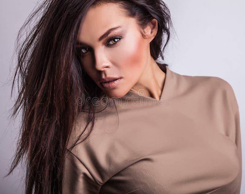 Giovane donna di bellezza & sensuale in un vestito alla moda. fotografia stock