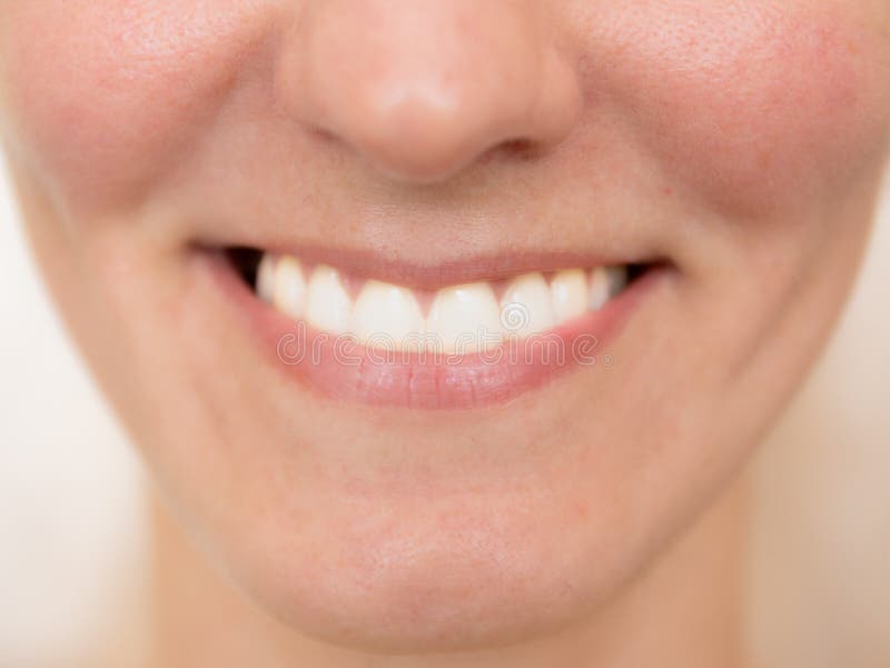 Giovane donna di bello sorriso Denti bianchi sul piano generale Spazio libero e fondo da usare immagini stock Giovane donna di bello sorriso Denti bianchi sul piano generale Spazio libero e fondo da usare immagini stock