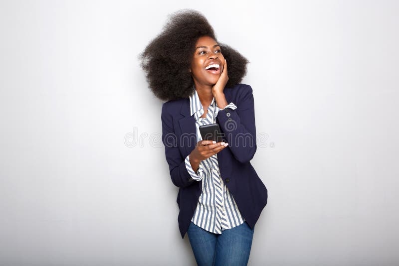 Giovane donna di colore che ride con il cellulare