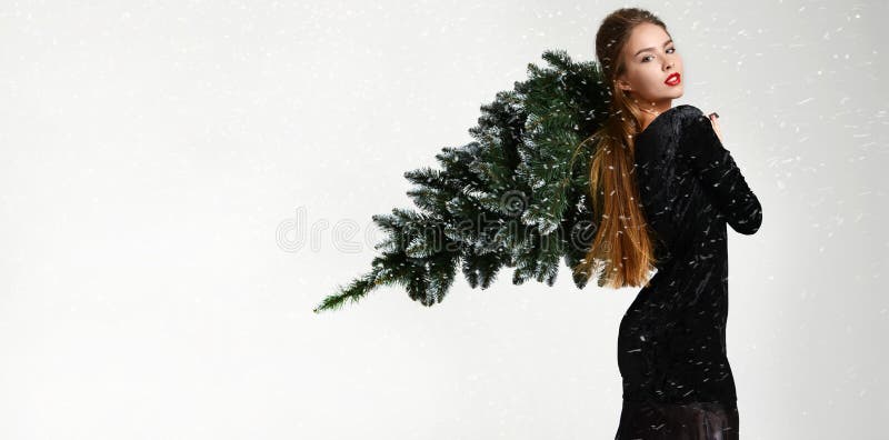 Giovane donna di fascino con la decorazione dell'albero di Natale di inverno nella pelle del cappello di pelliccia immagine stock Giovane donna di fascino con la decorazione dell'albero di Natale di inverno nella pelle del cappello di pelliccia immagine stock