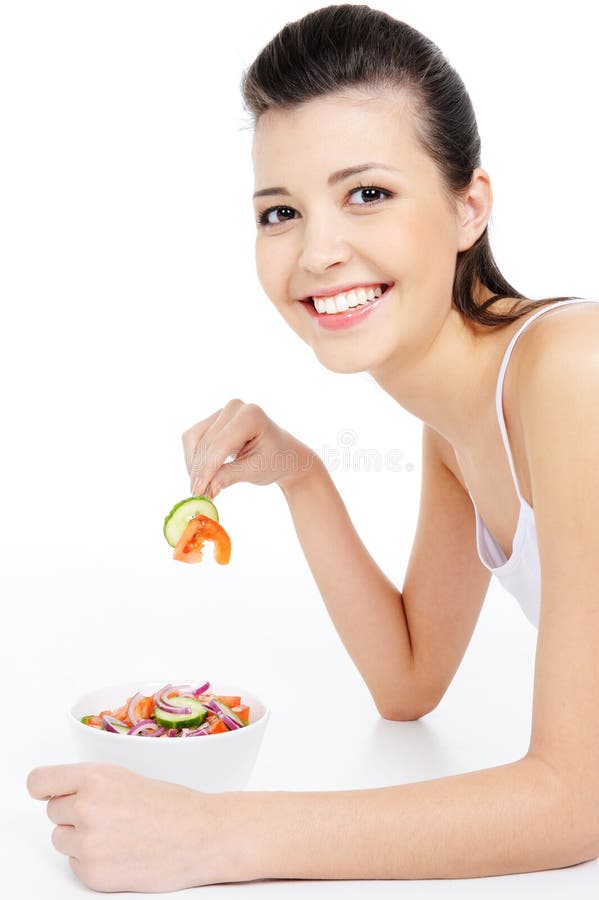 Giovane donna di risata che mangia insalata sana fotografia stock libera da diritti Giovane donna di risata che mangia insalata sana fotografia stock libera da diritti