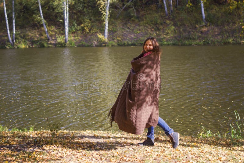Giovane donna divertendosi in un parco fotografia stock libera da diritti Giovane donna divertendosi in un parco fotografia stock libera da diritti