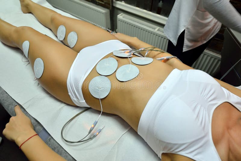Giovane donna durante il trattamento cosmetico del corpo fotografie stock libere da diritti Giovane donna durante il trattamento cosmetico del corpo fotografie stock libere da diritti