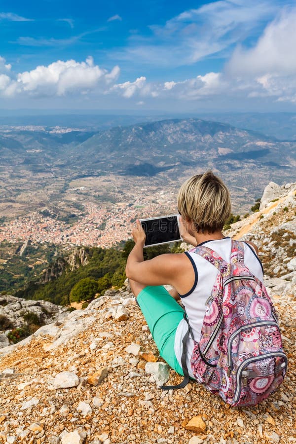 Giovane donna e vista panoramica dalle montagne fotografie stock libere da diritti Giovane donna e vista panoramica dalle montagne fotografie stock libere da diritti