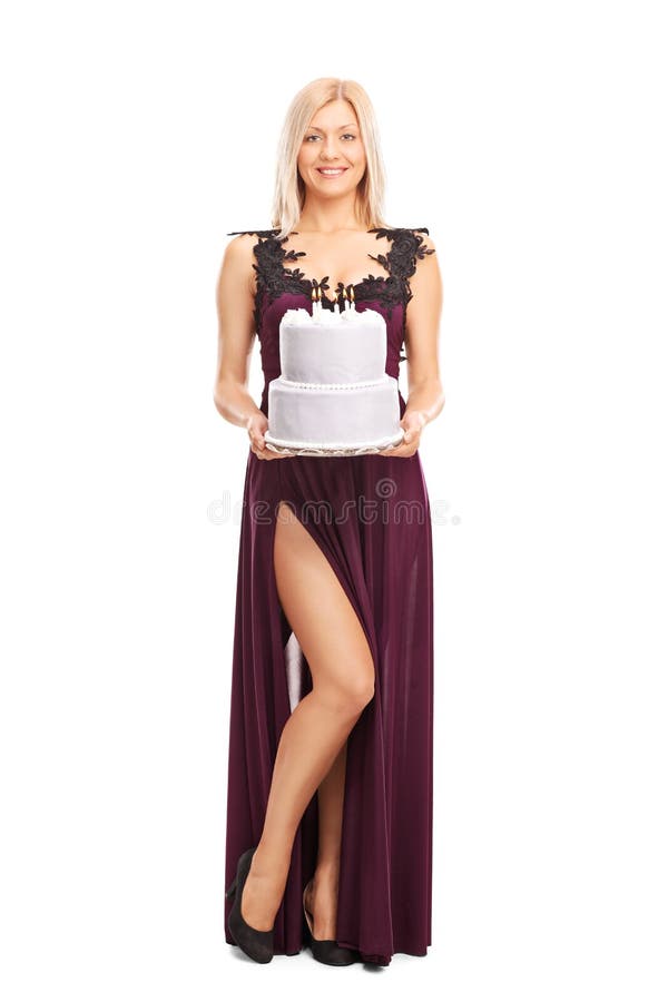 Giovane donna elegante che porta una torta di compleanno