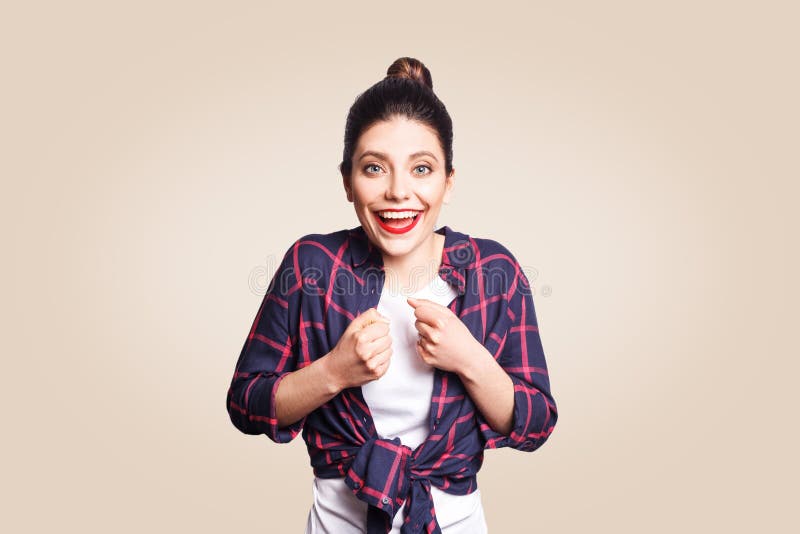 Giovane donna emozionante felice con i capelli neri del panino che grida o che esclama, bocca d'apertura ampiamente, gesturing co fotografia stock libera da diritti Giovane donna emozionante felice con i capelli neri del panino che grida o che esclama, bocca d'apertura ampiamente, gesturing co fotografia stock libera da diritti