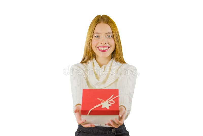 Giovane donna emozionante felice con il contenitore di regalo su fondo bianco fotografia stock libera da diritti Giovane donna emozionante felice con il contenitore di regalo su fondo bianco fotografia stock libera da diritti