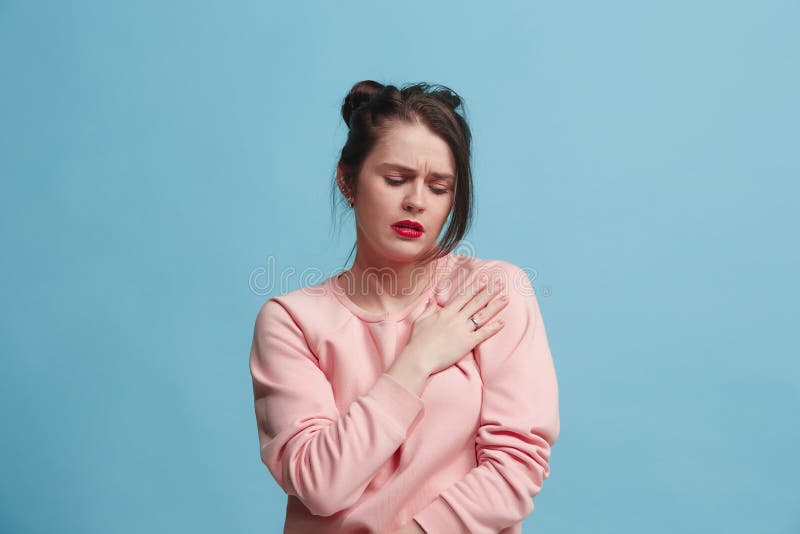 Giovane donna enorme con un dolore nella spalla fotografia stock libera da diritti Giovane donna enorme con un dolore nella spalla fotografia stock libera da diritti