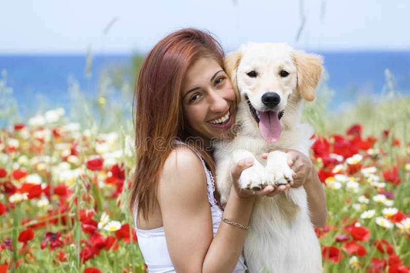 Donne Che Scopano Con Cane Giovane Donna Felice Con Il Cane Immagine Stock - Immagine di dorato