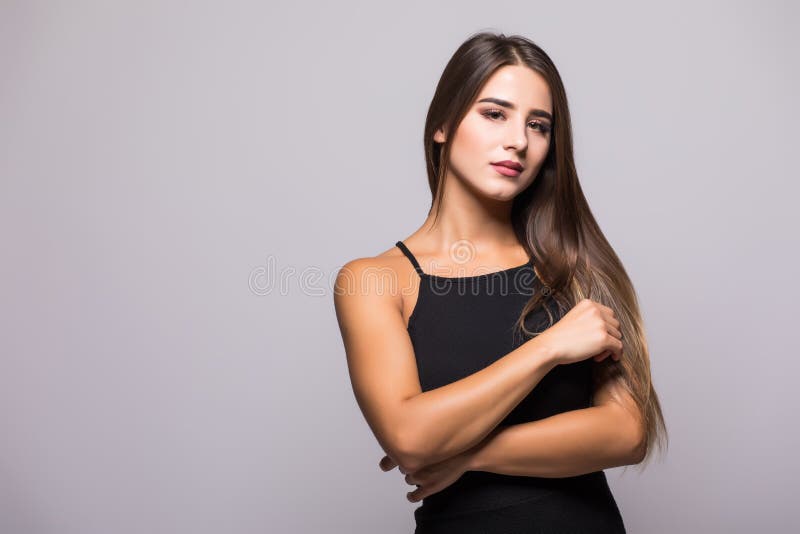 Giovane donna felice del ritratto in vestito nero su fondo grigio fotografia stock libera da diritti Giovane donna felice del ritratto in vestito nero su fondo grigio fotografia stock libera da diritti