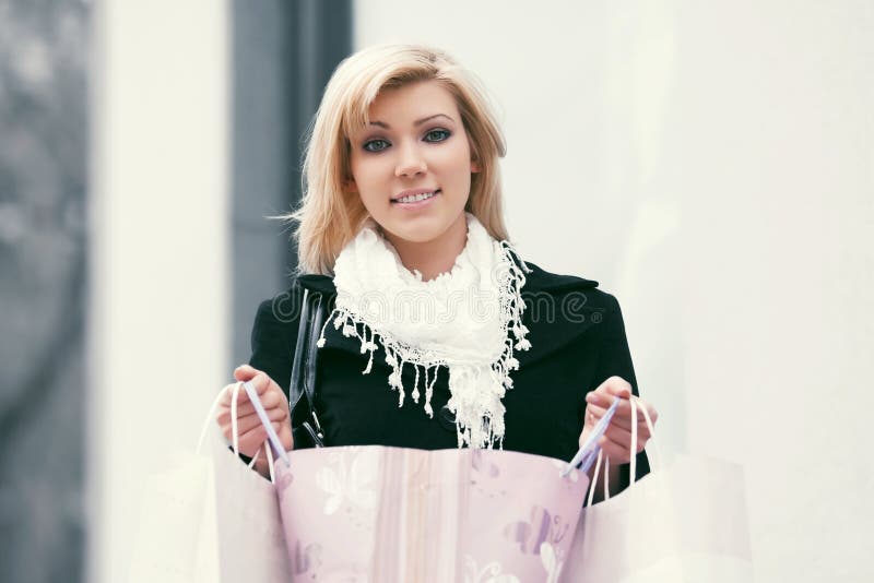 Giovane donna felice di modo con i sacchetti della spesa immagini stock libere da diritti Giovane donna felice di modo con i sacchetti della spesa immagini stock libere da diritti