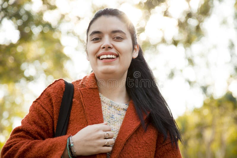 Giovane donna felice nell'aria aperta fotografia stock libera da diritti Giovane donna felice nell'aria aperta fotografia stock libera da diritti