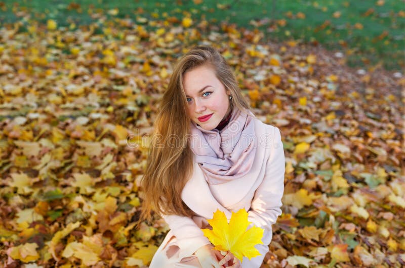 Giovane donna felice in parco il giorno di autunno fotografia stock libera da diritti Giovane donna felice in parco il giorno di autunno fotografia stock libera da diritti