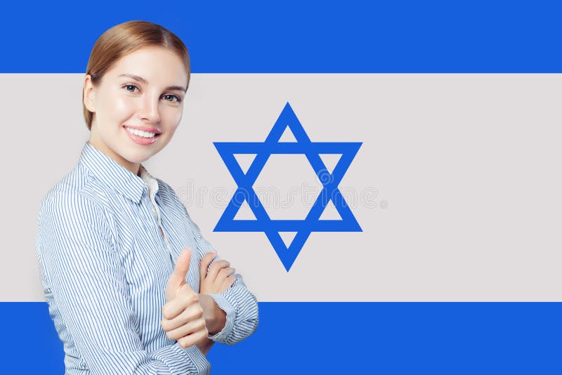 Giovane donna felice sveglia contro i precedenti della bandiera di Israele immagine stock libera da diritti Giovane donna felice sveglia contro i precedenti della bandiera di Israele immagine stock libera da diritti