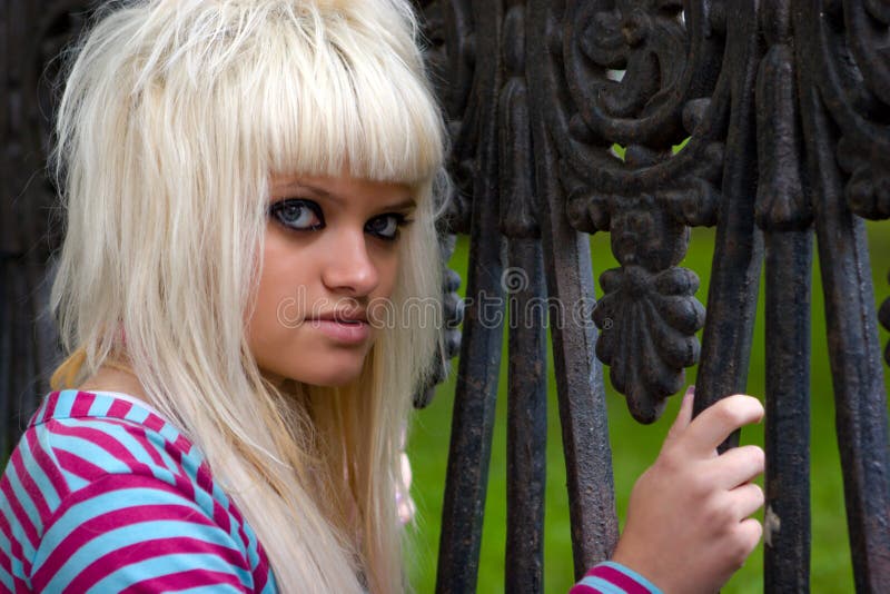 Ragazza giovane e alla moda fotografia stock libera da diritti