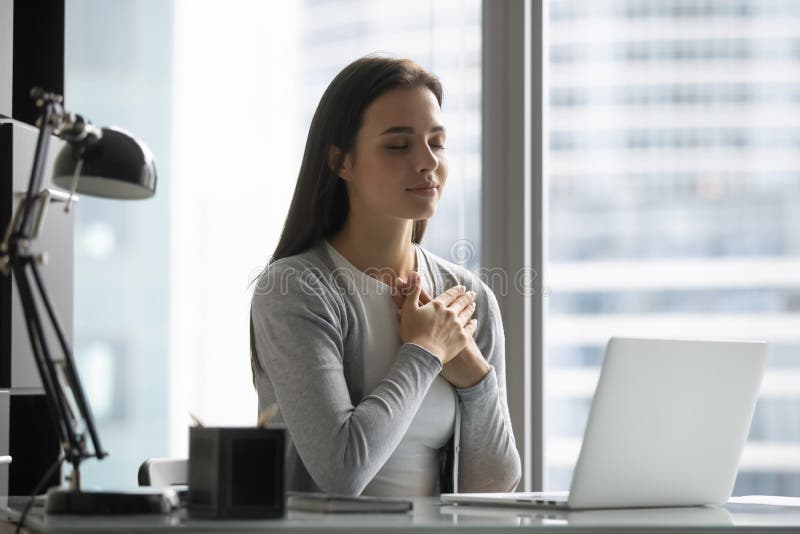 Giovane donna grata si sente grata di meditare sul lavoro