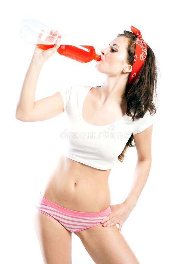 Giovane donna graziosa in mutandine che beve soda arancio immagine stock libera da diritti Giovane donna graziosa in mutandine che beve soda arancio immagine stock libera da diritti