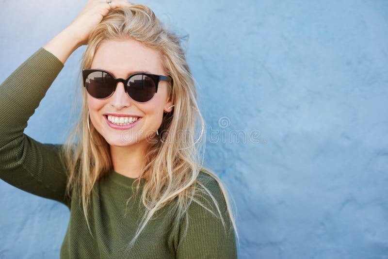 Giovane donna graziosa nel sorridere degli occhiali da sole immagini stock