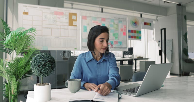 Giovane donna ispanica professionista che scrive sul computer portatile stock footage