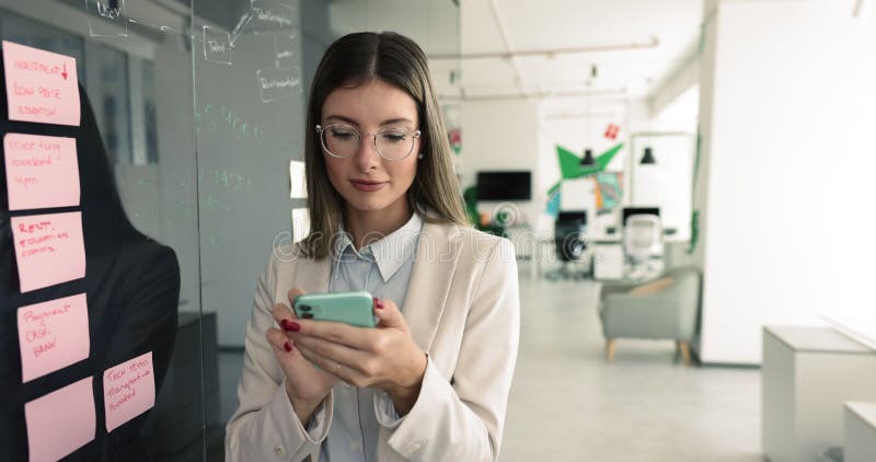 Giovane donna latinoamericana si mette a scrivere con il cellulare stock footage