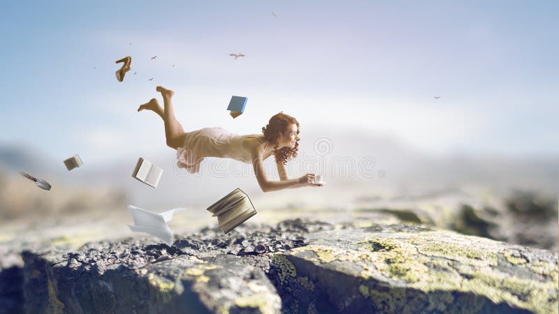 Giovane donna levita mentre legge un libro fotografie stock libere da diritti