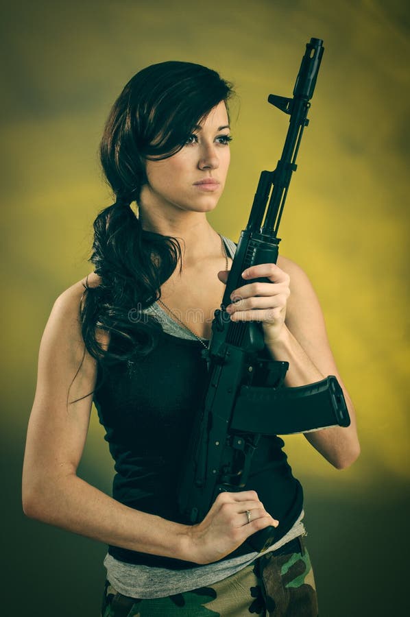 Giovane donna militarizzata con il fucile di assalto