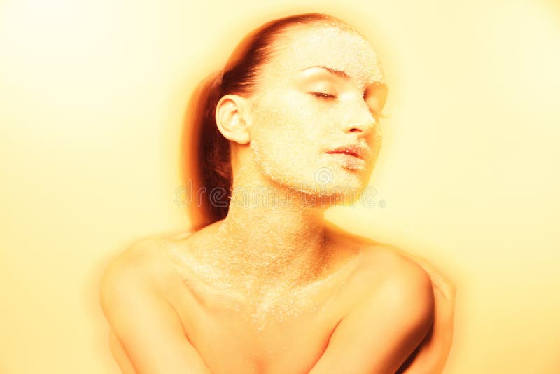 Giovane donna mistica con trucco dorato creativo fotografia stock libera da diritti Giovane donna mistica con trucco dorato creativo fotografia stock libera da diritti