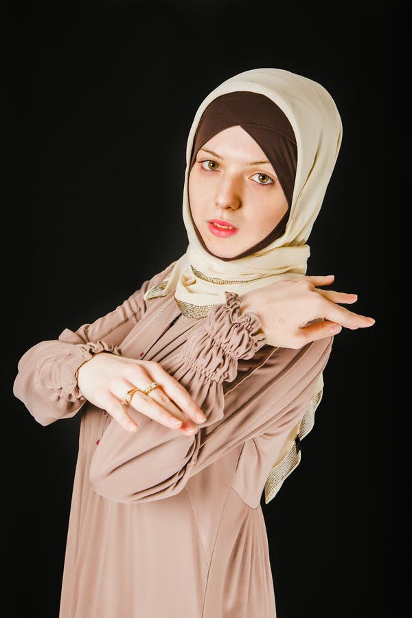 Donna Musulmana Sicura In Sciarpa Fotografia Stock - Immagine Di - Foto 8