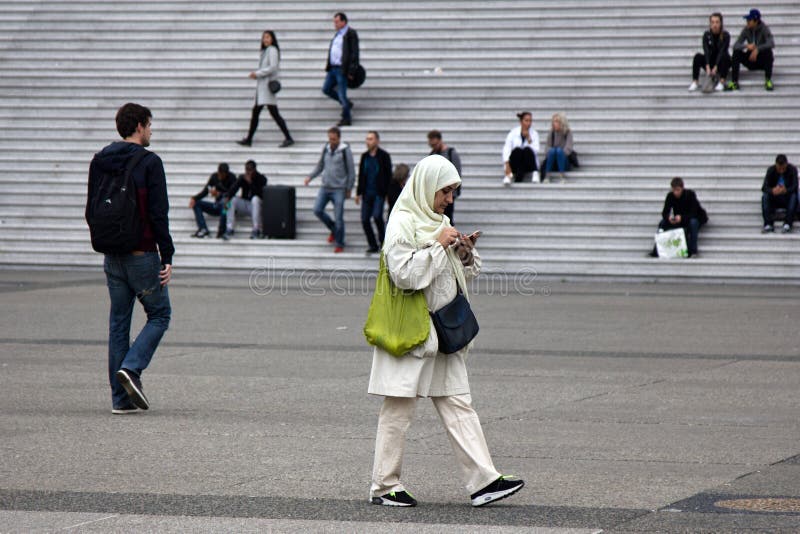 giovane donna musulmana in un foulard nel quadrato di città immagini stock giovane donna musulmana in un foulard nel quadrato di città immagini stock