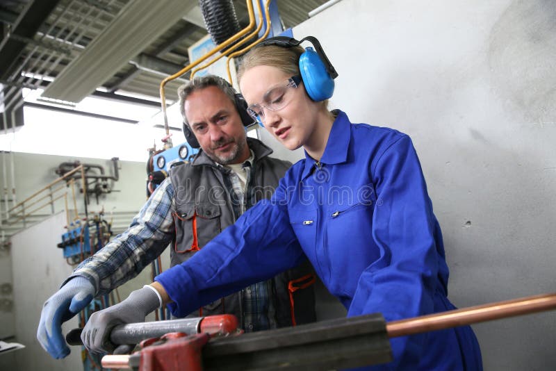 Giovane donna nell'addestramento professionale del plumbery