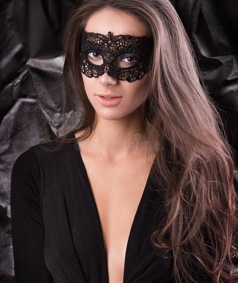 Giovane Donna Nella Maschera Nera Del Pizzo Sugli Occhi Vestito Nero,  Capelli Sciolti Immagine Stock - Immagine di attraente, scuro: 113977517