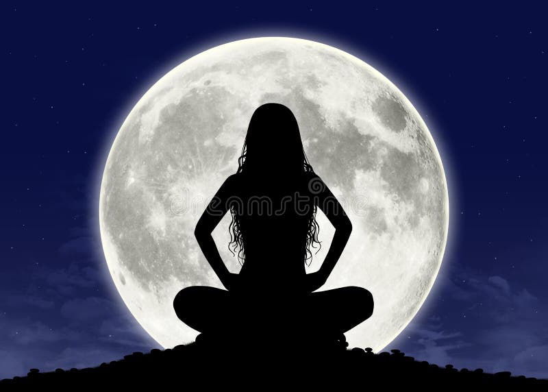 Giovane donna nella meditazione alla luna piena