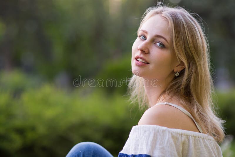 Giovane donna nella sosta fotografia stock Giovane donna nella sosta fotografia stock