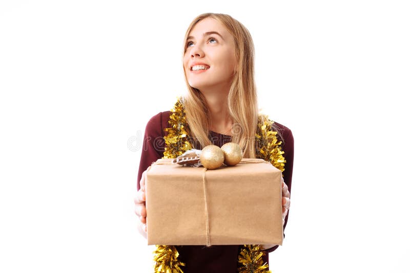 Giovane donna pensierosa, portante un cappello di Santa Claus, sogni, guardanti fotografia stock libera da diritti Giovane donna pensierosa, portante un cappello di Santa Claus, sogni, guardanti fotografia stock libera da diritti