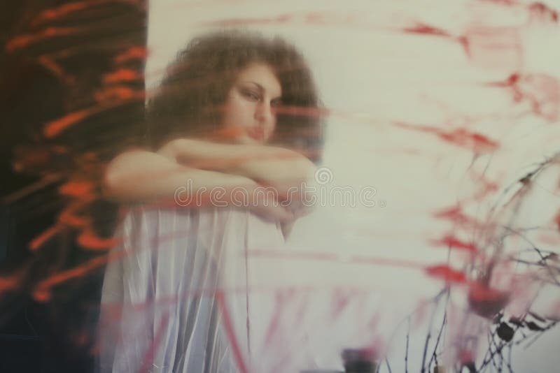 Giovane donna riccio-dai capelli fotografia stock