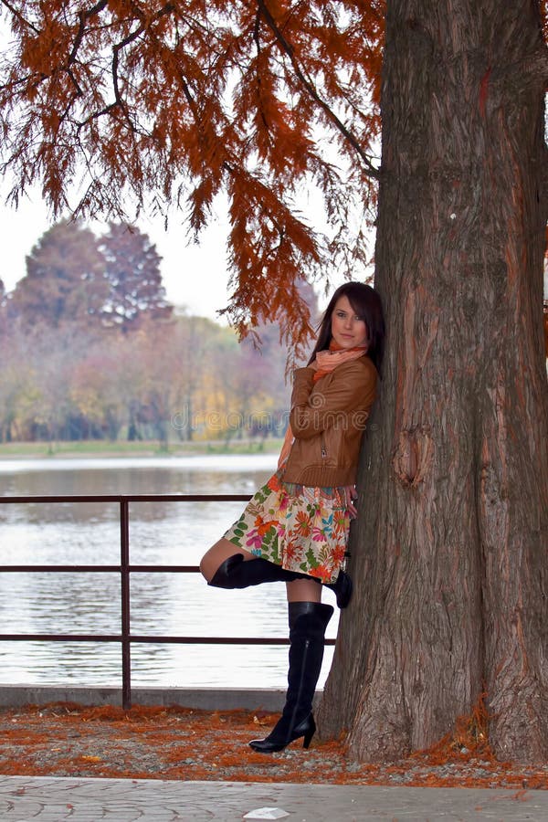 Giovane donna sensuale che attende nella sosta fotografia stock libera da diritti Giovane donna sensuale che attende nella sosta fotografia stock libera da diritti