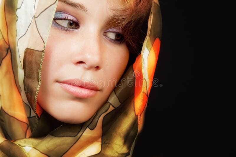 Giovane donna sensuale elegante con vail variopinto fotografie stock libere da diritti