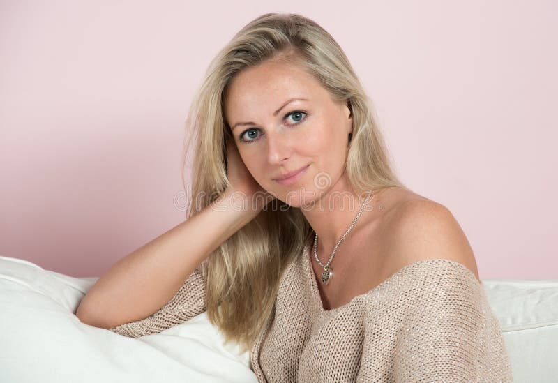 Giovane donna sensuale in un maglione immagini stock libere da diritti