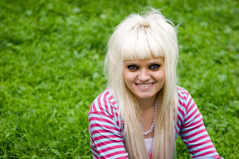 Giovane donna sorridente immagini stock