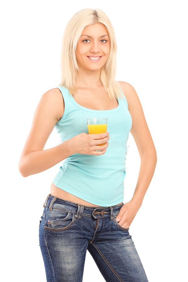 Giovane donna sorridente che tiene un vetro del succo di arancia fotografia stock libera da diritti Giovane donna sorridente che tiene un vetro del succo di arancia fotografia stock libera da diritti