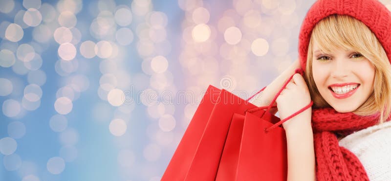Giovane donna sorridente con i sacchetti di acquisto fotografia stock libera da diritti