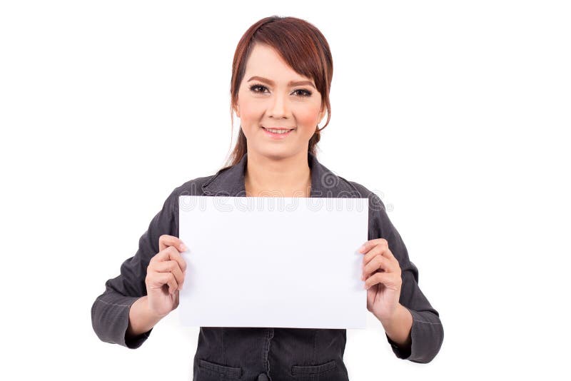 Giovane donna sorridente felice di affari che tiene insegna in bianco, immagine stock libera da diritti Giovane donna sorridente felice di affari che tiene insegna in bianco, immagine stock libera da diritti