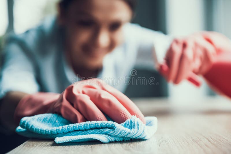 Giovane donna sorridente nel fare piazza pulita dei guanti fotografia stock libera da diritti Giovane donna sorridente nel fare piazza pulita dei guanti fotografia stock libera da diritti