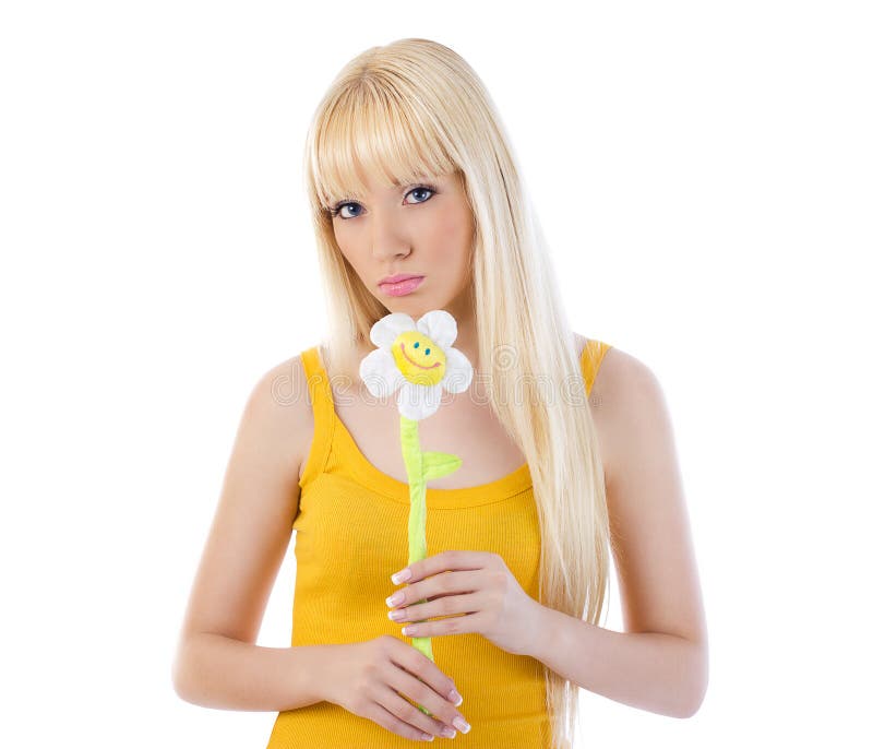 Giovane donna splendida che tiene una margherita fotografie stock libere da diritti Giovane donna splendida che tiene una margherita fotografie stock libere da diritti