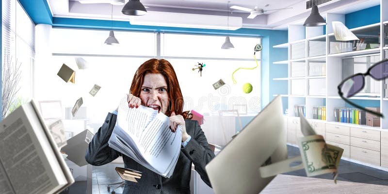 Giovane donna stressata che strappa documenti con espressione del viso frustrata. immagini stock libere da diritti