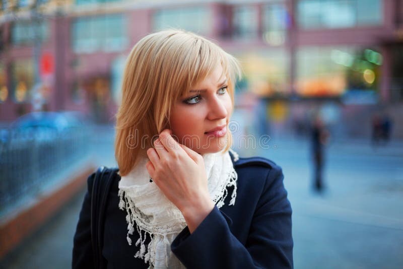 Giovane donna in una strada della città immagine stock
