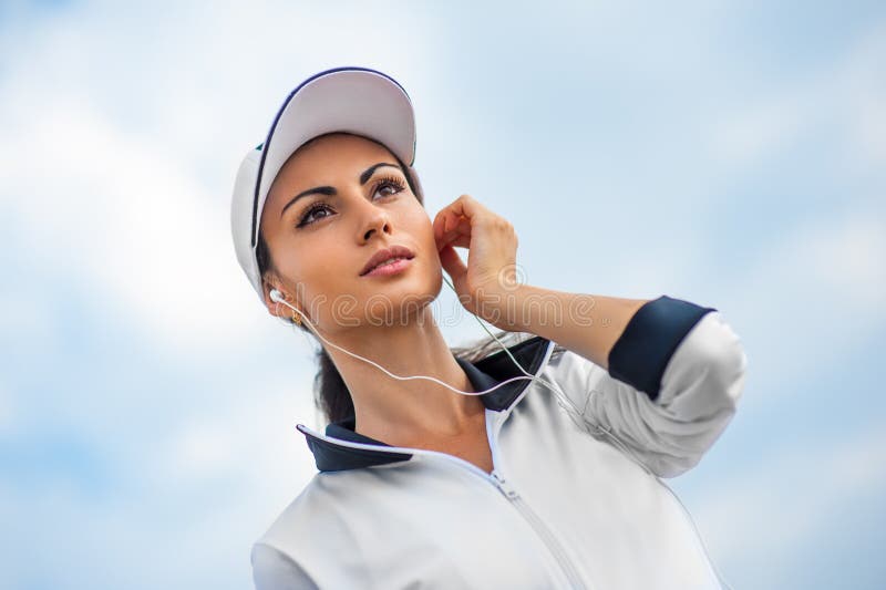 Giovane donna sulla spiaggia che ascolta la musica fotografia stock Giovane donna sulla spiaggia che ascolta la musica fotografia stock