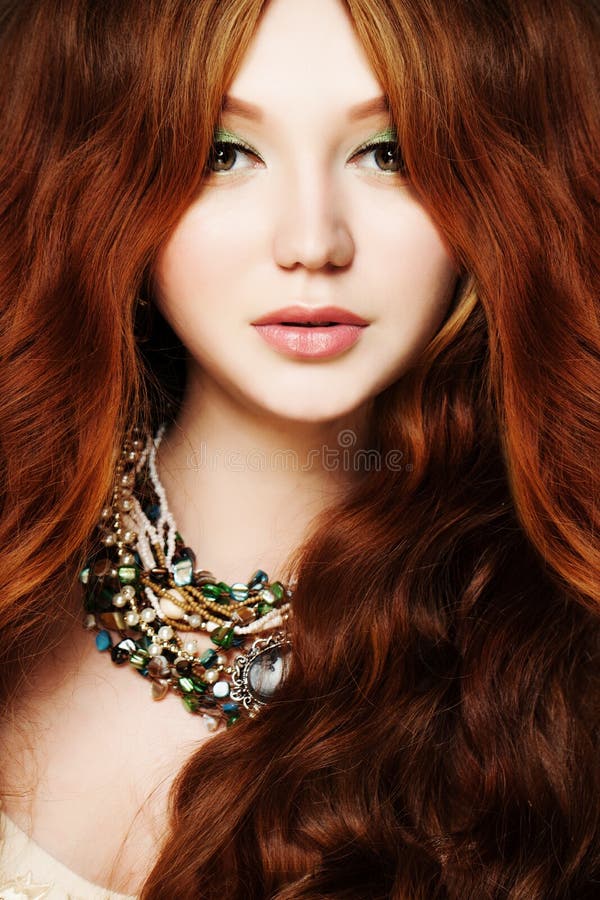 Giovane donna 15 Testarossa, capelli ricci lunghi e trucco fotografia stock Giovane donna 15 Testarossa, capelli ricci lunghi e trucco fotografia stock