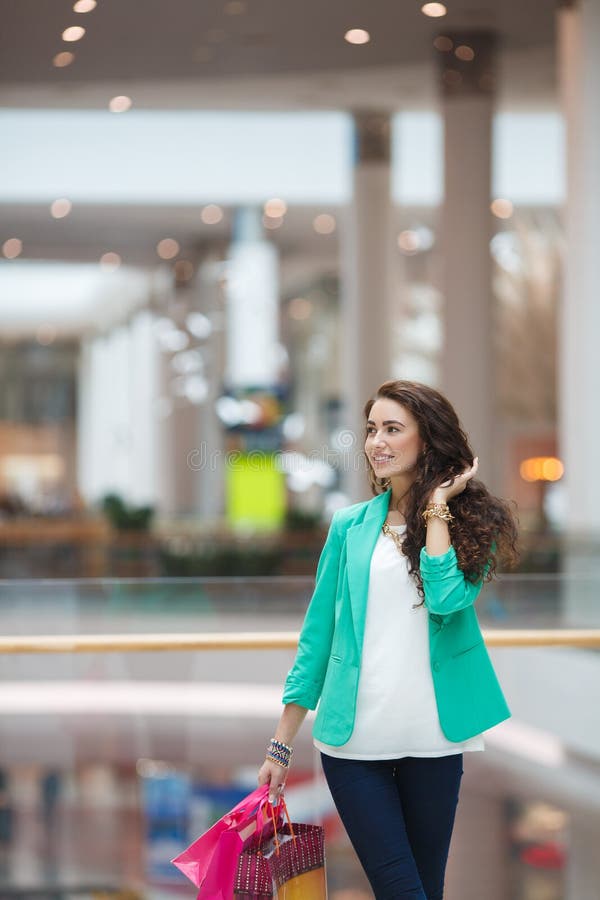 Giovane donna in un centro commerciale fotografia stock libera da diritti Giovane donna in un centro commerciale fotografia stock libera da diritti